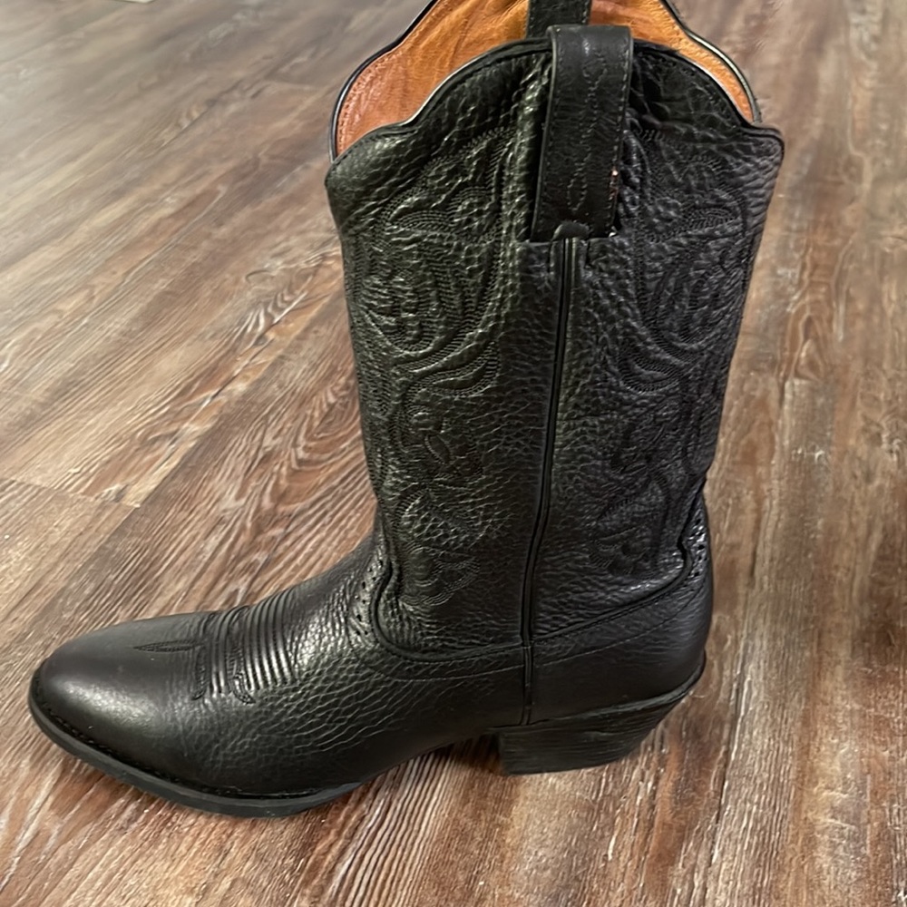 Road wolf cowboy boots.